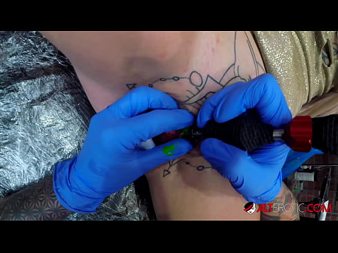 ❤️ U-Sully Savage oshisa izikhotha onama-tattoo okwedlulele wathola i-tattoo ku-clitoris yakhe Izithombe zocansi ezisezingeni eliphezulu ku-zu.verhentai.ru